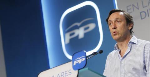 El portavoz parlamentario del PP, Rafael Hernando, durante la rueda de prensa que ha ofrecido hoy en la sede del partido. EFE/Víctor Lerena