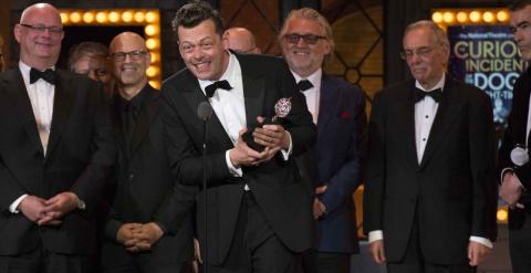 Simon Stephens, el autor y productor de 'The Curious Incident of the Dog in the Night-Time', recoge el premio a la Mejor Obra durante la 69ª edición de los Premios Tony./REUTERS / Lucas Jackson