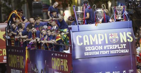 Los jugadores del FC Barcelona recorren en autobús las calles de Barcelona. /EFE