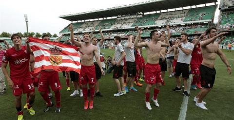 Los jugadores del Sporting de Gijón celebran el ascenso a Primera. /EFE