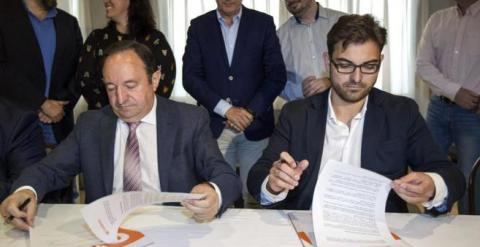 El presidente en funciones de La Rioja, Pedro Sanz (PP), y el líder de Ciudadanos en la comunidad, Diego Ubis, en la firma del pacto anticorrupción, primer paso para formar Gobierno. EFE