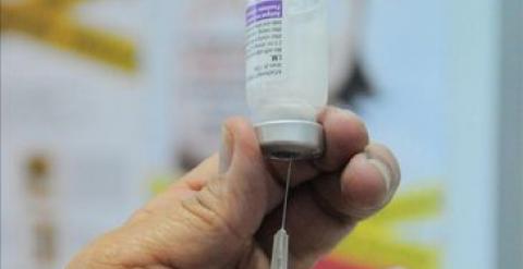 Enfermero preparando dosis de vacuna contra difteria.- EFE