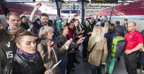 Un grupo de manifestantes protestan contra el TTIP en la Estación del Sur de Bruselas increpando a los eurodiputados que se subían al tren rumbo a Estrasburgo. /EFE