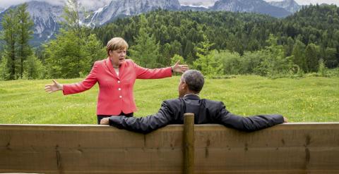 La canciller alemana Angela Merkel conversa con presidente de EEUU, Barack Obama, en los jardines del castillo de Elmau (Alemania), donde se ha celebrado la reunión del G-7. REUTERS/Michael Kappeler