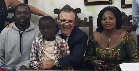 Alí Ouattara y su esposa Lucie, padres del niño de la maleta, junto a su abogado Juan Isidro Fernández. EFE/Manuel Rus