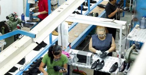 Trabajadoras en una fabrica de zapatos./ EFE