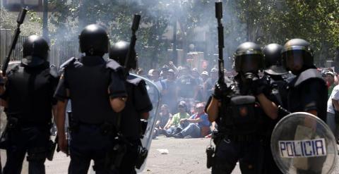 Policías antidisturbios durante una protesta en Madrid. / EFE