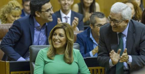 La presidenta de la Junta de Andalucía, Susana Díaz, es aplaudida por el grupo socialista tras ser investida esta tarde en el Parlamento andaluz en Sevilla como jefa del Ejecutivo regional . EFE/Julio Muñoz