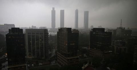 Vista de Madrid bajo la tormenta que azotó la capital. ÁNGEL DÍAZ (EFE)