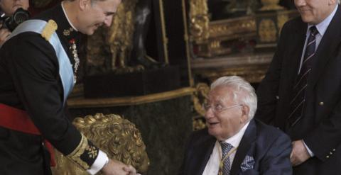 El rey Felipe VI saluda al expresidente del Senado, José Federico de Carvajal.- EFE