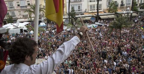 El nuevo alcalde de Cádiz, José María González Santos 'Kichi', saluda desde el balcón del Ayuntamiento tras tomar posesión de su cargo. Centenares de personas han esperado la salida de 'Kichi' al balcón del consistorio para aclamar a su nuevo alcalde. EFE