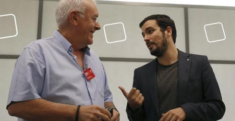 El coordinador federal de Izquierda Unida, Cayo Lara (i), y el candidato de la formación a la Presidencia del Gobierno, Alberto Garzón, conversan poco antes de la reunión del Consejo Político de IU en Madrid para votar el informe del secretario de Organiz