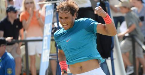 Rafael Nadal celebra el punto que le ha dado la victoria en Stuttgart contra el serbio Viktor Troicki. EFE/EPA/MARIJAN MURAT