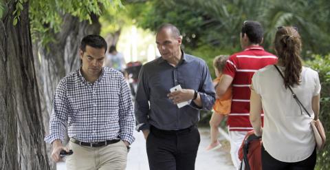 El primer ministro griego, Alexis Tsipras, y el titular de Finanzas, Yannis Varoufakis, dan un paseo por un parque de Atenas, este fin de semana. EFE