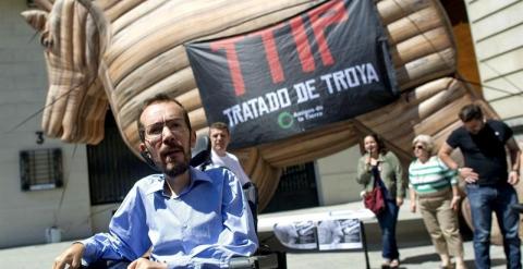 El secretario de Podemos en Aragón, Pablo Echenique, entre otros representantes políticos de Podemos IU, CHA o Zaragoza en Común, ha firmado una 'Declaración simbólica' para apoyar mociones contra el Tratado de Comercio e Inversiones entre EEUU y la UE (T