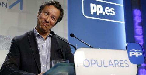 El vicesecretario de Organización del PP, Carlos Floriano, durante la rueda de prensa de los lunes. / JUAN CARLOS HIDALGO (EFE)