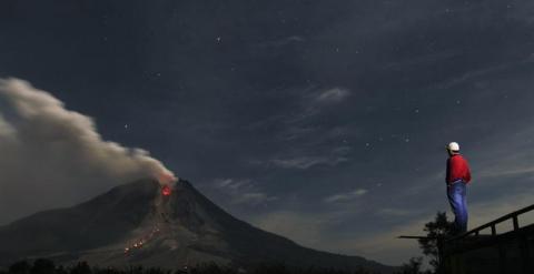 La agencia ha recomendado la evacuación de los residentes en las localidades de Sukameriah, Bekerah, Simacem, Gurukinayan, Kutatengah, Berastepu, Gamber y Sibintun./ REUTERS