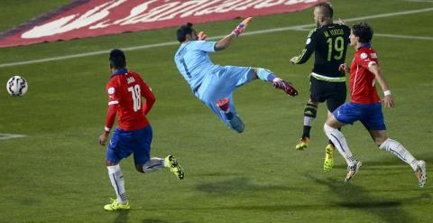 El delantero mexicano Enrique Alejandro Esqueda marca el empate a tres contra Chile. /EFE