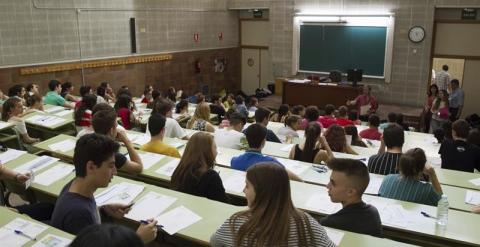 Unos estudiantes esperan en sus sitios el comienzo de uno de los exámenes de selectividad celebrados en Zaragoza./ EFE