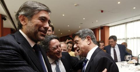 El nuevo miembro del Tribunal Constitucional, Enrique López, junto a Federico Trillo (EFE)