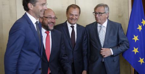 El presidente del Eurogrupo, Jeroen Dijsselbloem, el del Parlamento Europeo, Martin Schulz, el del Consejo Europeo, Donald Tusk, y el de la Comisión Europea, Jean-Claude Juncker, tras un almuerzo de trabajo en Buselas. EFE/Olivier Hoslet