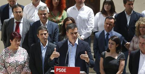 El secretario general del PSOE, Pedro Sánchez, junto a la secretaria de Política Municipal socialista. EFE/Juan Carlos Hidalgo