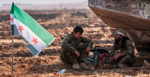 Combatientes del Ejército Libre Sirio descansan a las afueras de la ciudad de Tel Abyad.- RODI SAID (REUTERS)