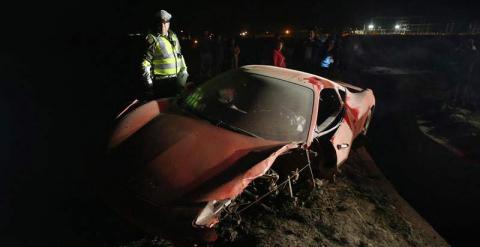 Fotografía del Ferrari accidentado del futbolista chileno Arturo Vidal en la ruta 5, al sur de Santiago (Chile). / Elvis González (EFE)