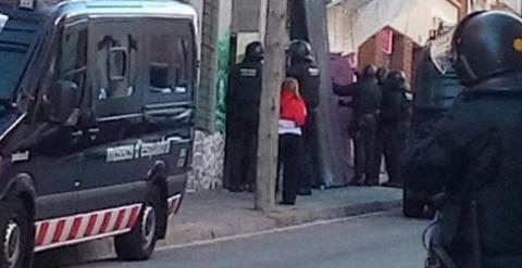 Los Mossos d' Esquadra, durante el desalojo de la casa 'okupa' la Llamborda./ Twitter CSOA LA LLAMBORDA