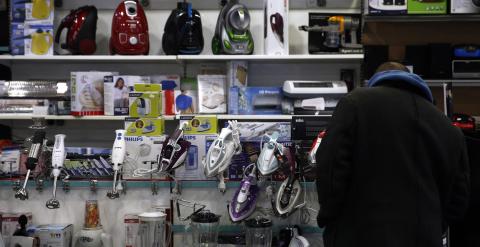 Un hombre en una tienda de electrodomésticos en Madrid. REUTES