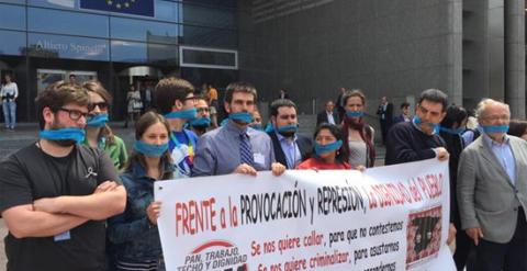 Los eurodiputados de IU, Podemos y Compromís, y activistas de No Somos Delito, en el exterior de la Eurocámara, expresando su protesta contra la ley mordaza. IU TWITTER