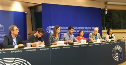 Rueda de prensa en el Parlamento Europeo de los eurodiputados de IU, Podemos y Compromís, y de los activistas de No Somos Delito contra la ley mordaza. IU TWITTER