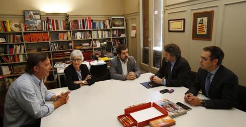 Los dirigentes de tres entidades soberanistas, la AMI, Òmnium Cultural y la ANC durante el encuentro que han mantenido con los dirigentes del sector crítico de UDC en Barcelona. EFE/Alejandro García