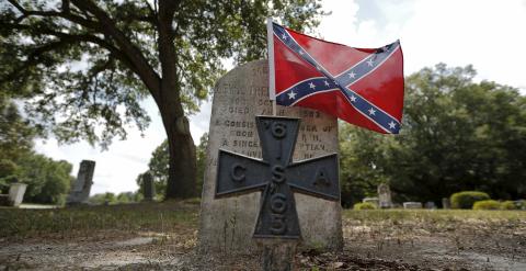 Una tumba confederada sobre la tumba de un soldado sudista en el cementerio de Boone Hill, en la localidad de Summerville, en Carolina del Sur (EEUU). REUTERS/Brian Snyder