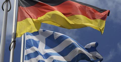 Las banderas alemana y griega ondea en el Consejo de Europa, en Estrasburgo. / EFE