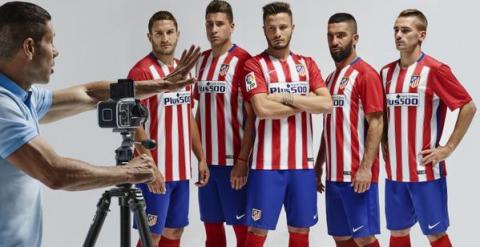 Diego Simeone fotografia a Koke, Giménez, Saúl, Arda y Griezmann en la presentación de la nueva camiseta del Atlético. /TWITTER