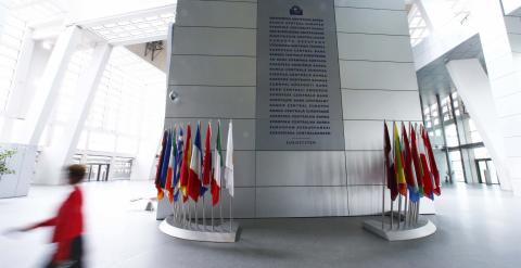 Una mujer camina por el vestíbulo de la sede de BCE,  en Fráncfort. REUTERS/Ralph Orlowski