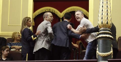 Dos personas son desalojadas de la tribuna de invitados del Congreso. EFE/Fernando Alvarado