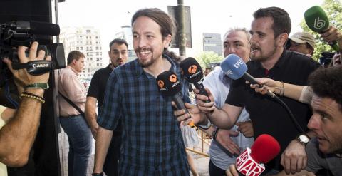El secretario general de Podemos, Pablo Iglesias,contesta a las preguntas de los periodistas a su llegada a la sede del partido. EFE/Luca Piergiovanni