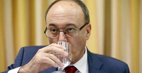 El gobernador del Banco de España, Luis Maria Linde, durante su comparecencia en la Comisión de Economía del Congreso. REUTERS/Susana Vera