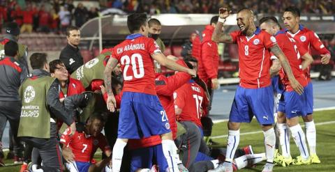 Los jugadores de la selección chilena celebran el gol marcado por su compañero Mauricio Isla durante el partido Chile-Uruguay. /EFE