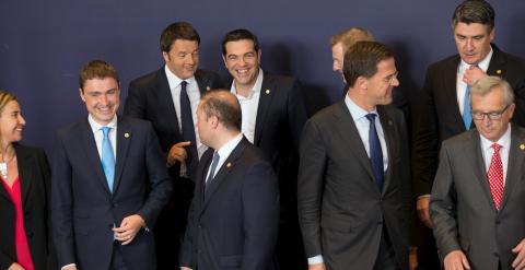 El primer ministro griego, Alexis Tsipras, rodeado de otros dirigentes europeos antes de posar par la foto de familia de la cumbre de Bruselas. REUTERS/Philippe Wojazer