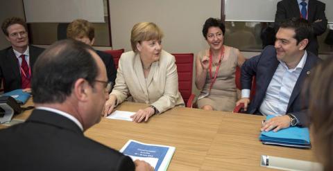 Tsipras, junto a Merkel y Hollande, en el Consejo Europeo en Bruselas. / EFE