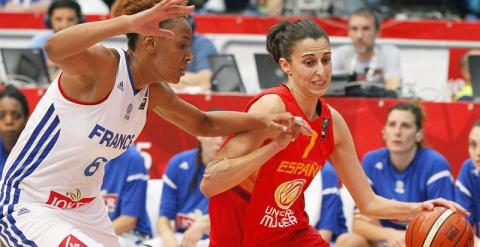 Alba Torrens intenta avanzar con el balón ante la francesa Diandra Tchatchouan. /EFE