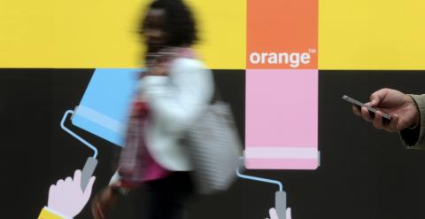 Un hombre pasa por delante de una tienda de Orange en París. REUTERS/Christian Hartmann