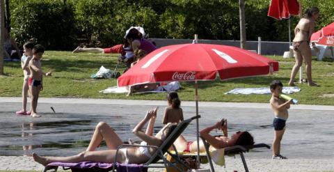 Los madrileños atenúan el calor en las fuentes de Madríd Río. /EFE