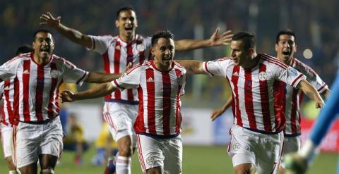 Los jugadores paraguayos celebran el pase a semifinales tras el gol marcado en la tanda de penaltis por su compañero Derlis González. /EFE