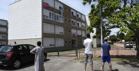 Varias personas observan el inmueble donde vivía el autor del atentado en Saint-Quentin-Fallavier. /AFP