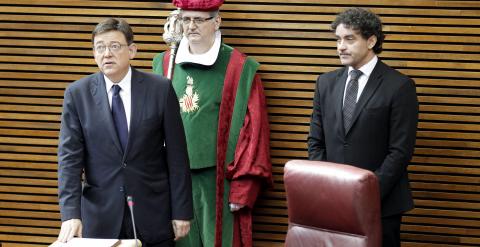 El socialista Ximo Puig promete el cargo como presidente de la Generalitat Valenciana ante el presidente de Las Cortes Valencianas, Francesc Colomer. EFE/Manuel Bruque