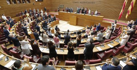 Los diputados aplauden al socialista Ximo Puig tras prometer el cargo como presidente de la Generalitat Valenciana ante el pleno de Les Corts. EFE/Manuel Bruque